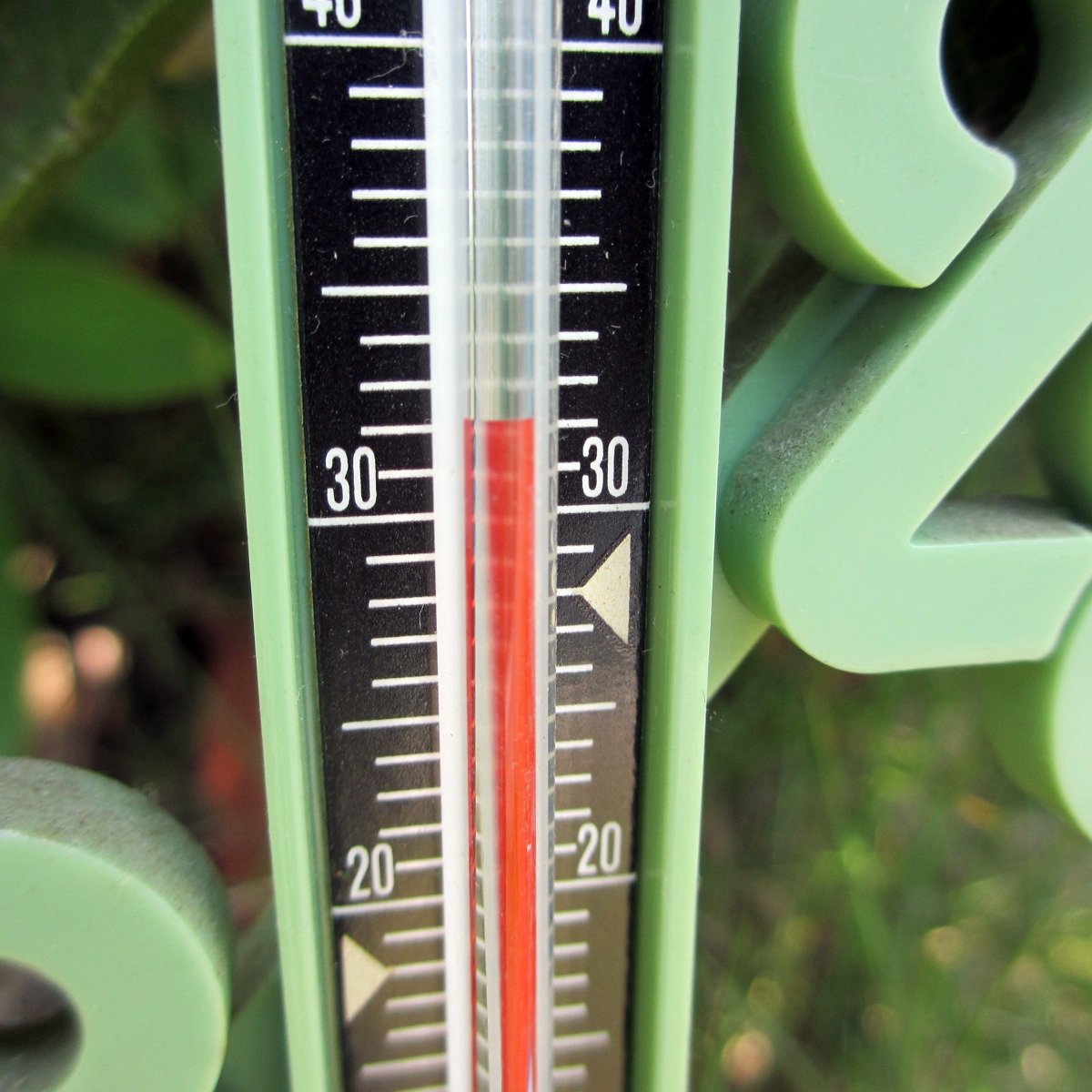 灼熱の極暑日！温度計のフリー写真