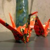 赤い和紙で作られた折鶴の写真