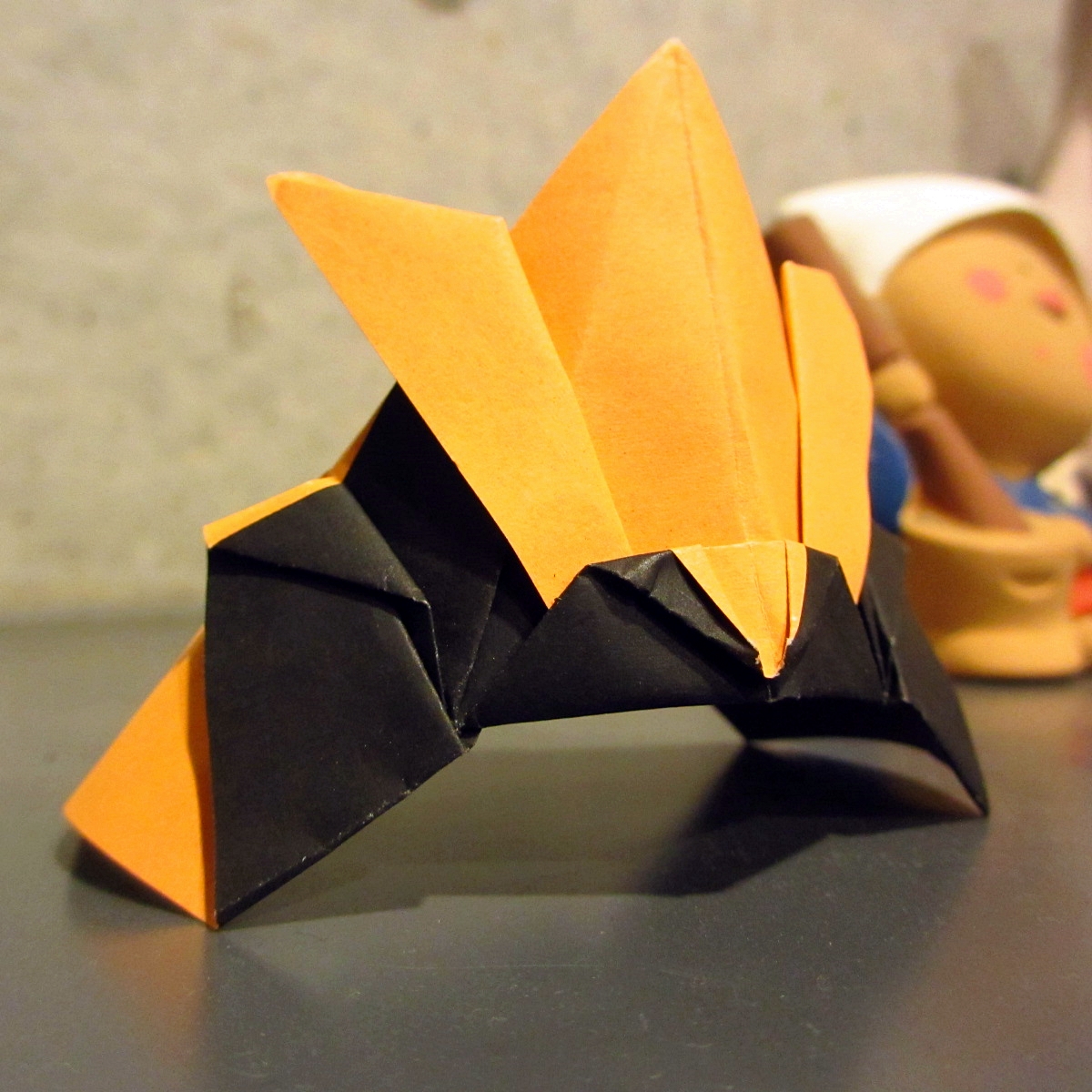 折り紙　兜（黄黒）2