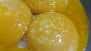 ボールに入った卵の黄身のフリー写真